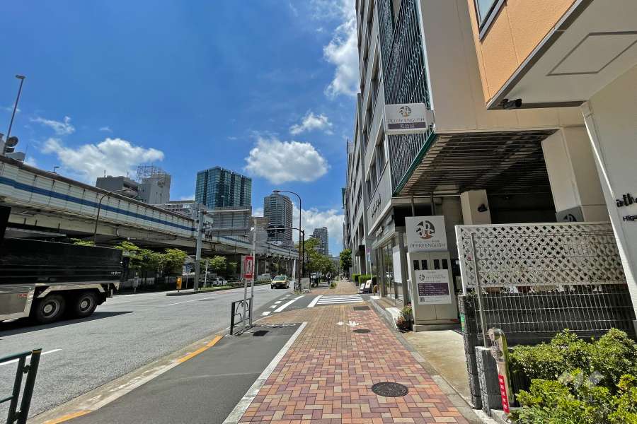 敷地南側の前面道路（東側から）