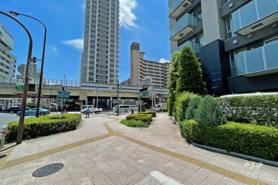 敷地南東側の前面道路（赤羽橋交差点）