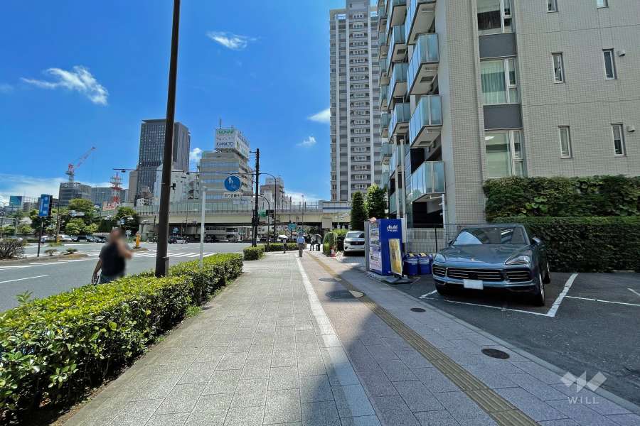 敷地東側の前面道路（北側から）
