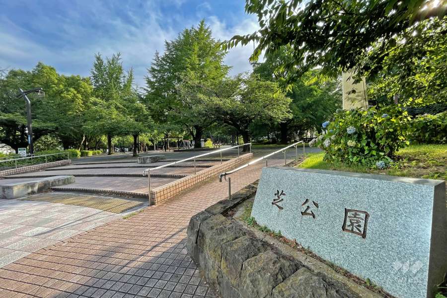 赤羽橋交差点を挟んで東側に広がる『芝公園』
