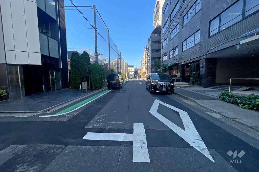 敷地北側の前面道路（東側から）