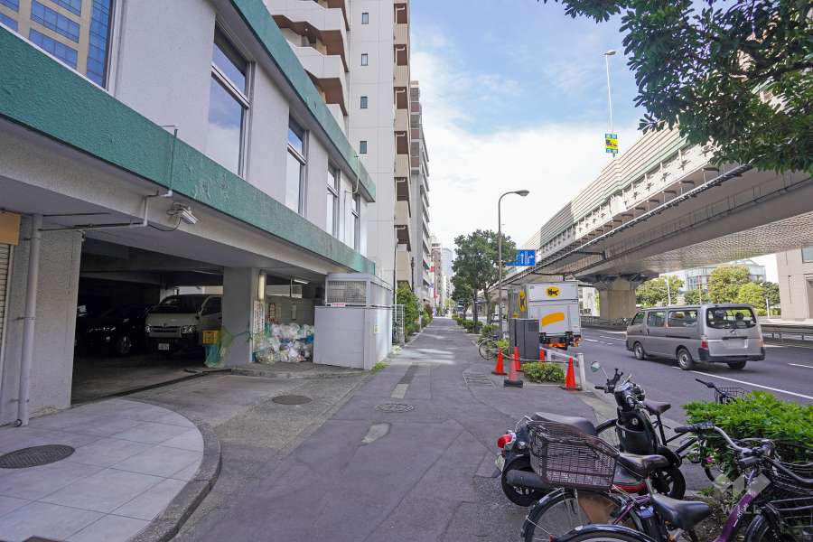 敷地東側の前面道路（南側から）