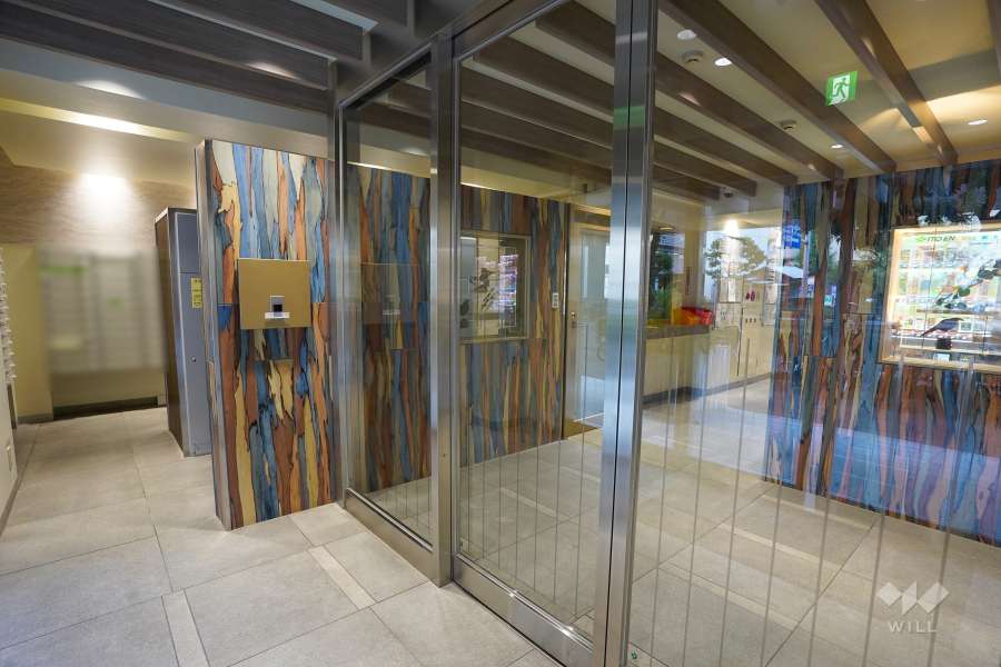 エントランスはオートロック付きです。