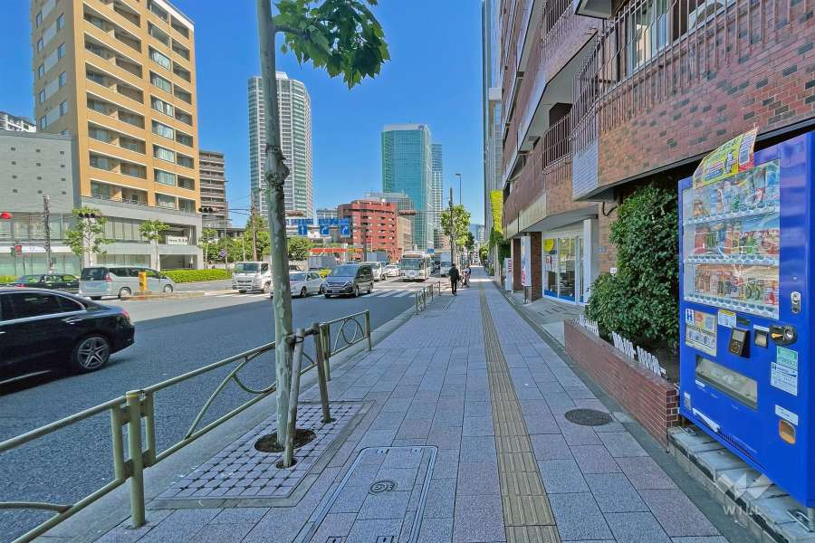 敷地の西側前面道路は国道1号線です（南側から）。