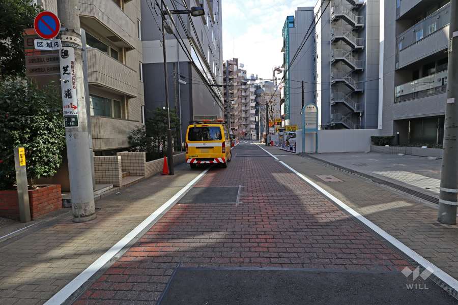 敷地の北西側の前面道路（北東側から）