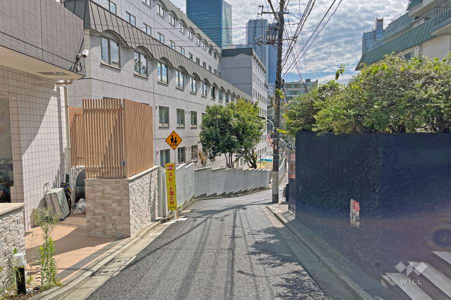 敷地の西側前面道路は檜坂で、自然豊かな『檜町公園』に面しています（北側から）。