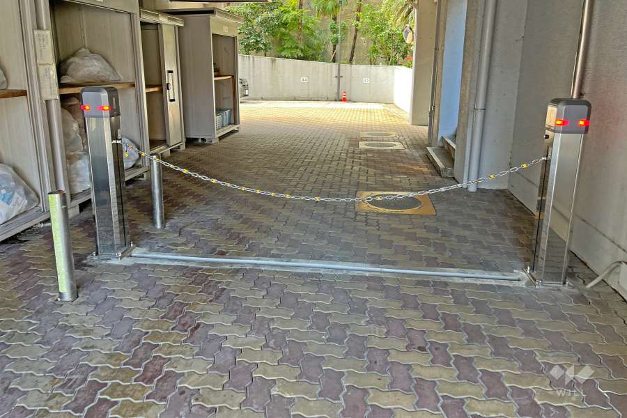 駐車場の出入口(ロボットゲート付き)