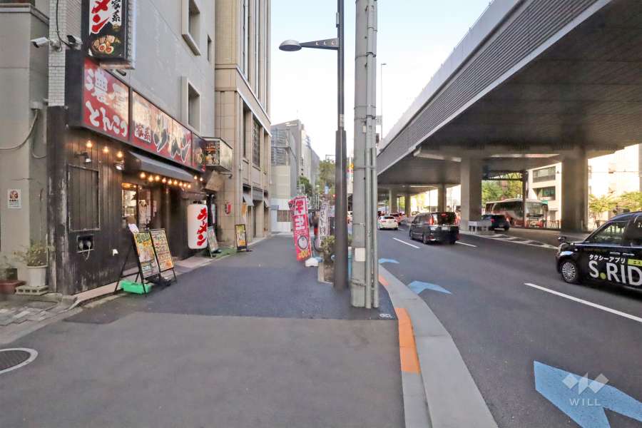 敷地南東側の前面道路(南西側から)