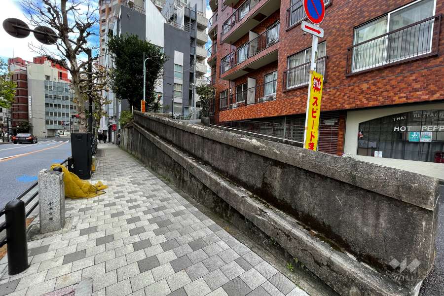 敷地北側の前面道路