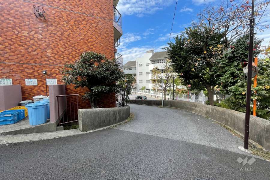 敷地の北東側の前面道路