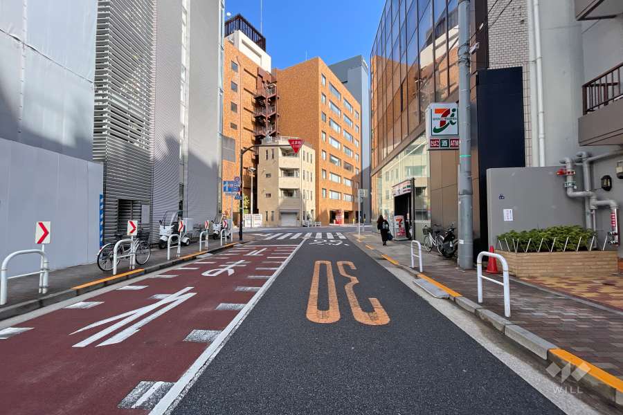 敷地西側の前面道路（南側から）