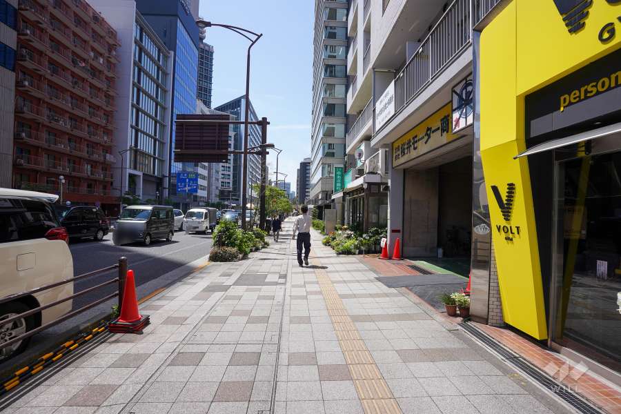 敷地東側の前面道路（南側から）