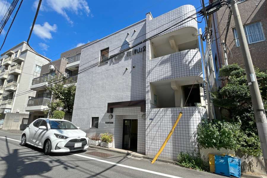 トップ南青山第2の外観（南側から）