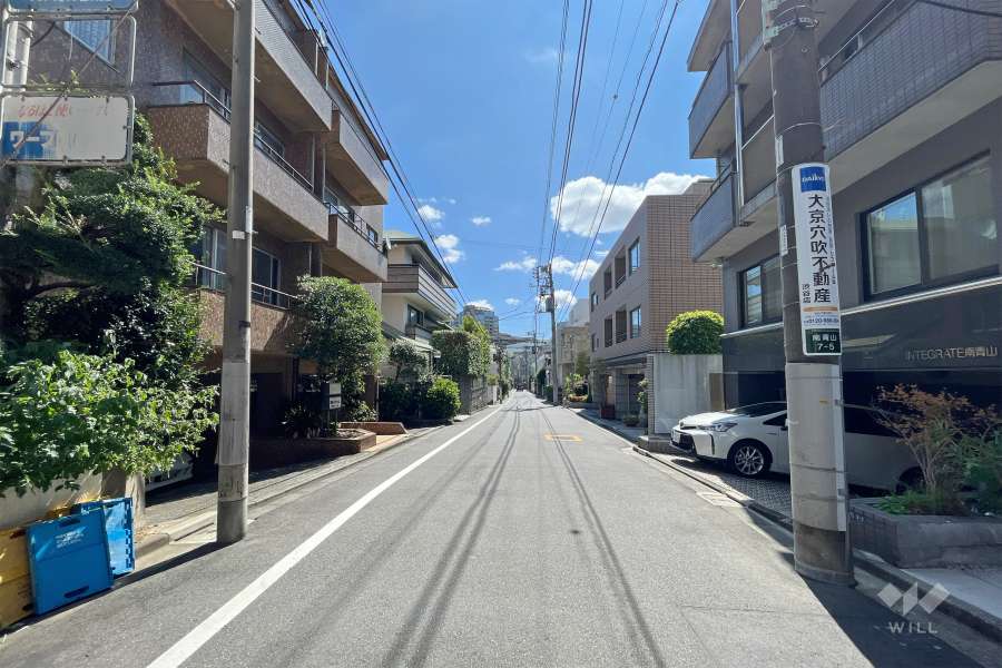 敷地の南西側の前面道路（北西側から）