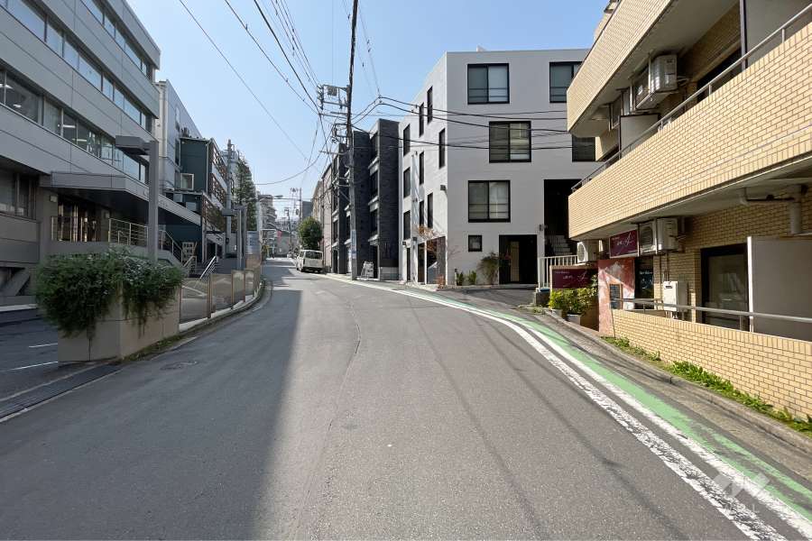 敷地南側の前面道路（東側から）