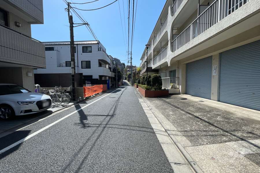 敷地東側の前面道路