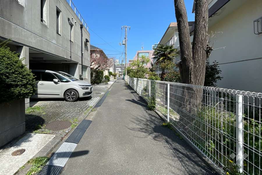 敷地西側の前面道路