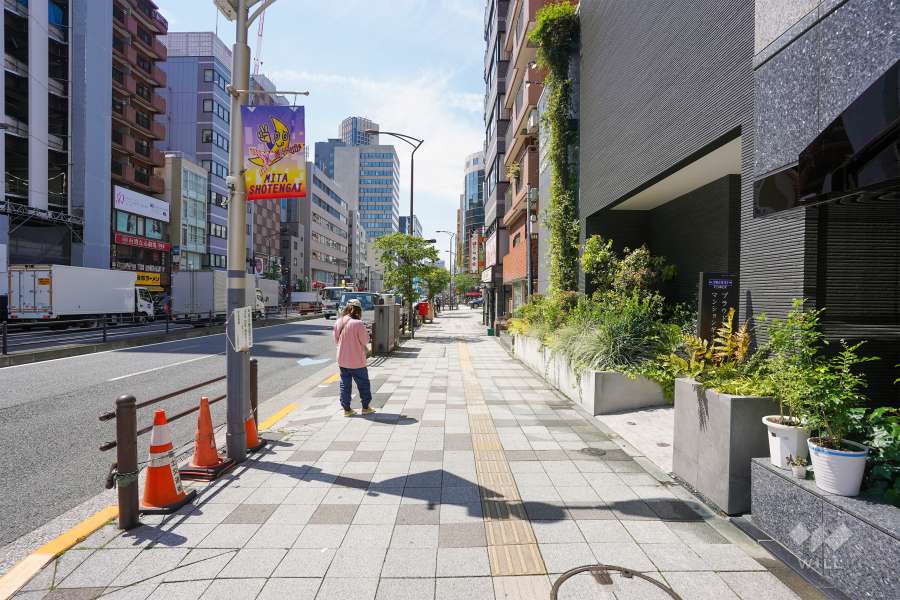 敷地東側の前面道路は桜田通り（国道1号線）です（北側から）