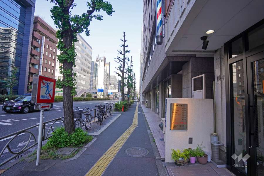 敷地西側の前面道路