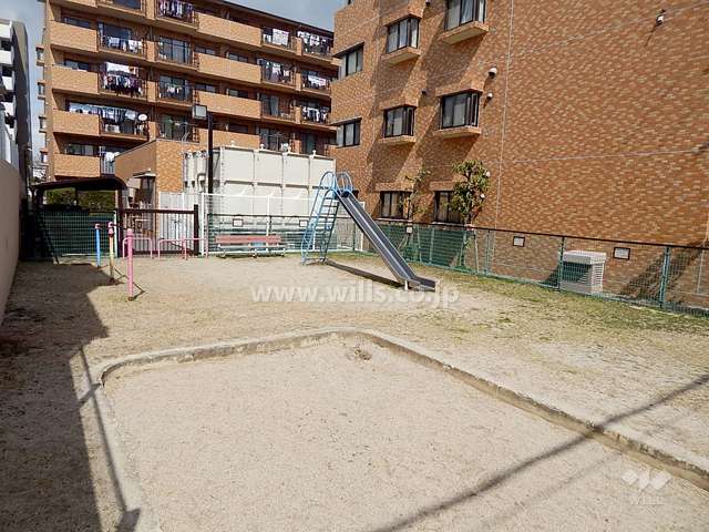 敷地に隣接して公園があります。