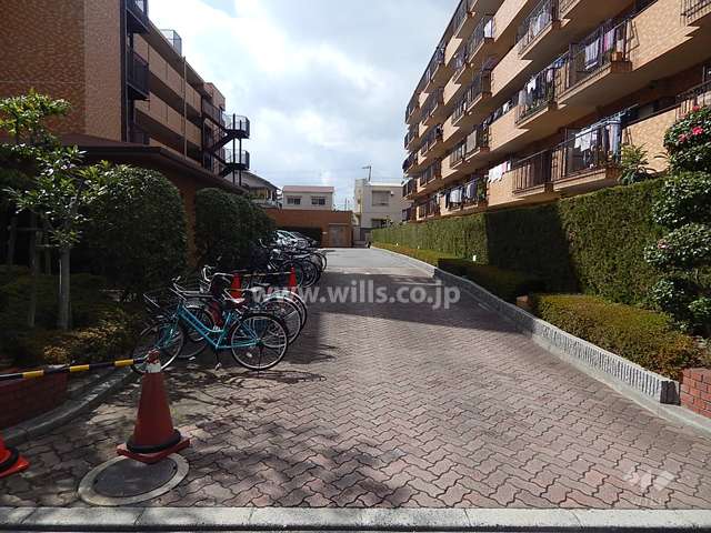 敷地の南側には南塚口ハウス2号棟が立っています。