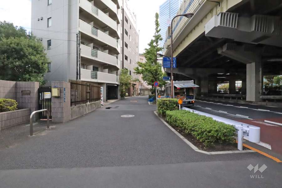 敷地西側の前面道路