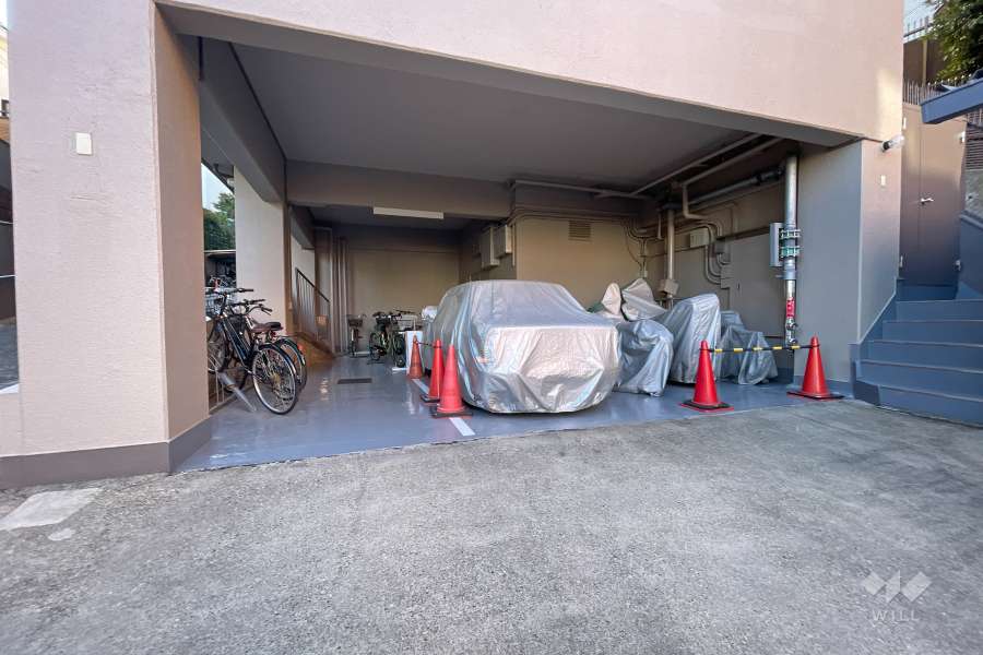敷地内駐車場（屋内平面式）と駐輪場