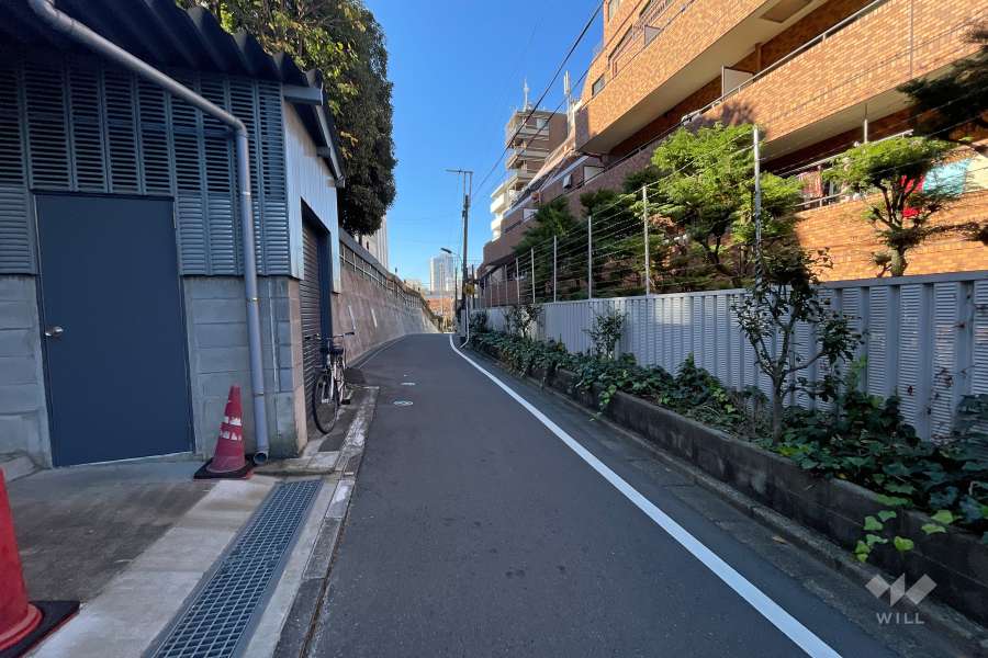 敷地北側の前面道路（東側から）