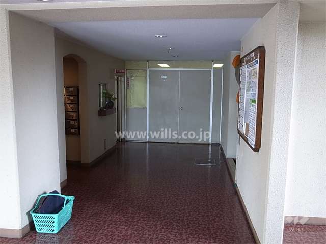 1号棟のエントランスホールにある集会室（突き当たり）