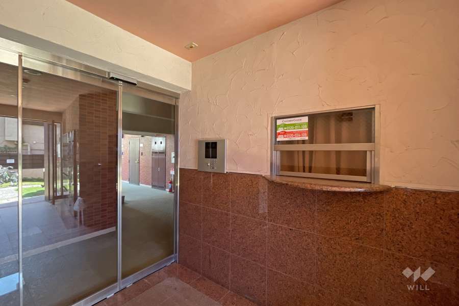 エントランスはオートロック付きです。