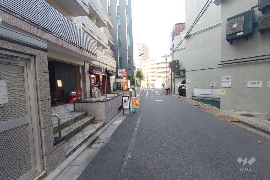 敷地東側の前面道路（南側から）