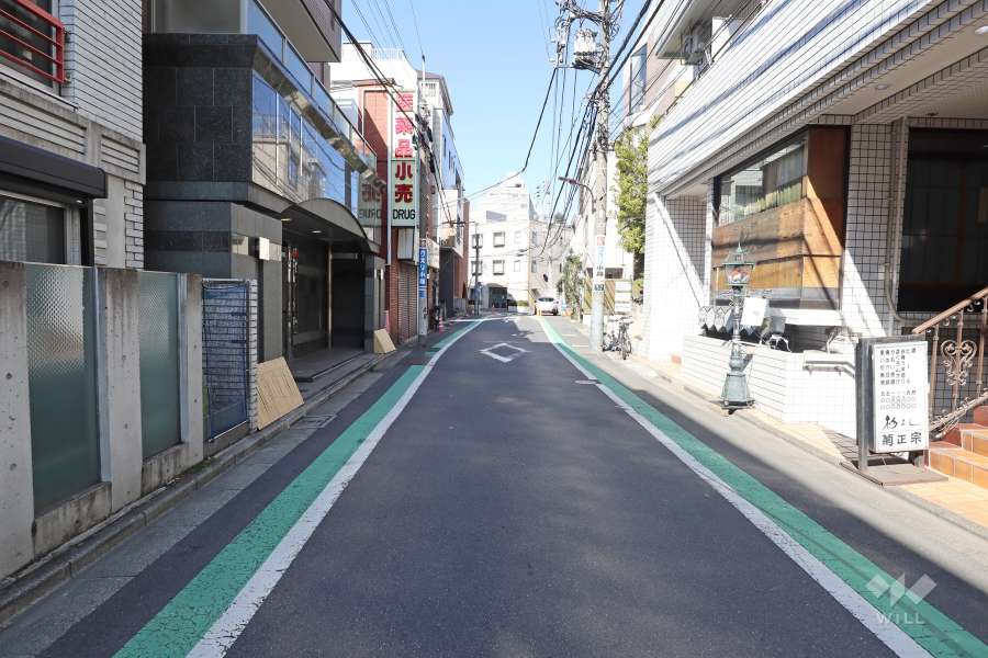 敷地西側の前面道路