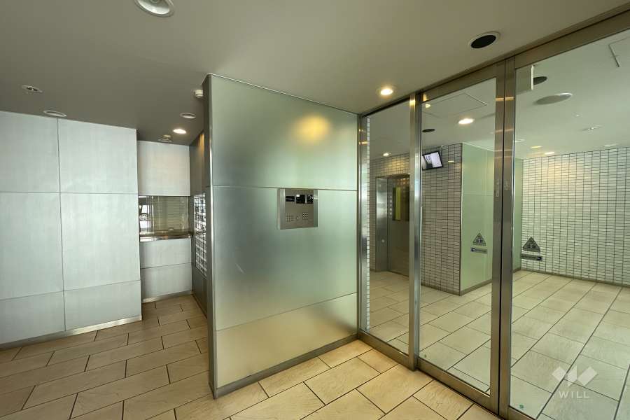 エントランスはオートロック付きです。