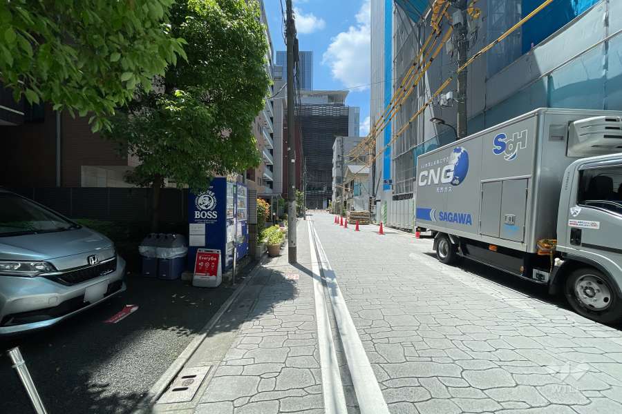 敷地北側の前面道路（東側から）