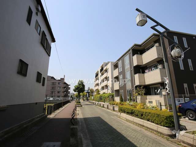 周辺は区画の整った住宅地です。