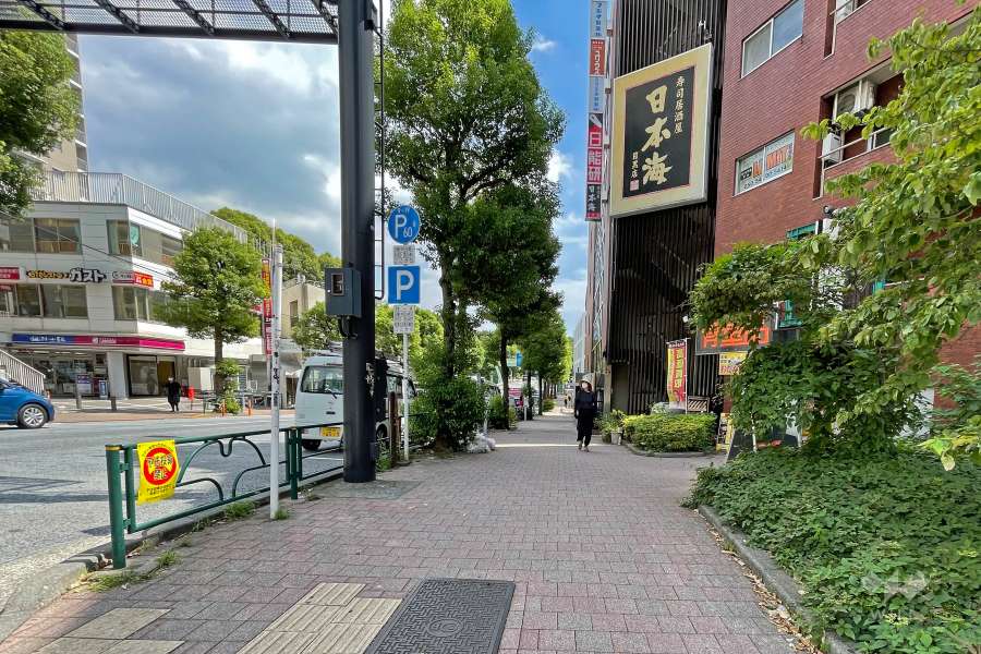 目黒通り沿いには、店舗などが建ち並んでいます。