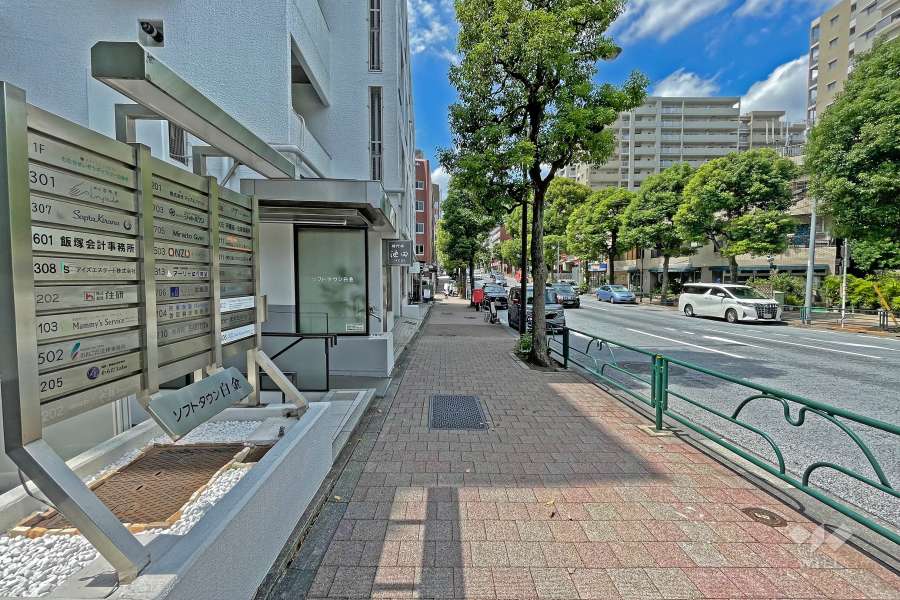 敷地の北側前面道路は目黒通りです（東側から）。