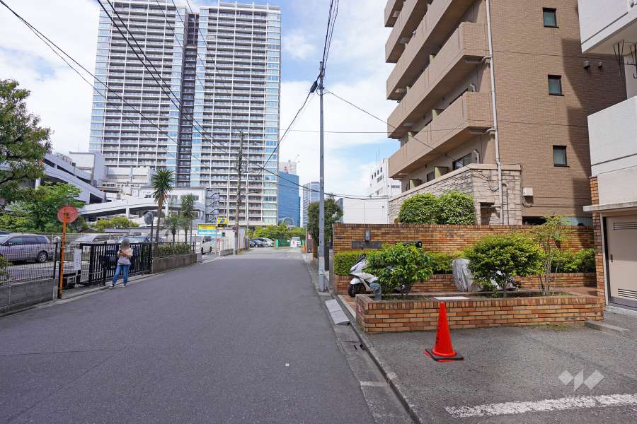 敷地西側の前面道路（南側から）