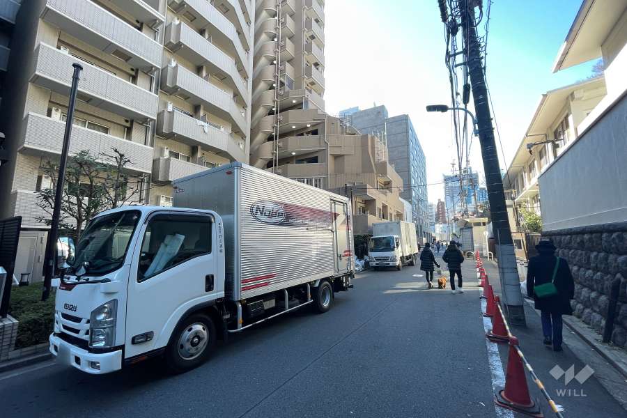 敷地北西側の前面道路（北東側から）