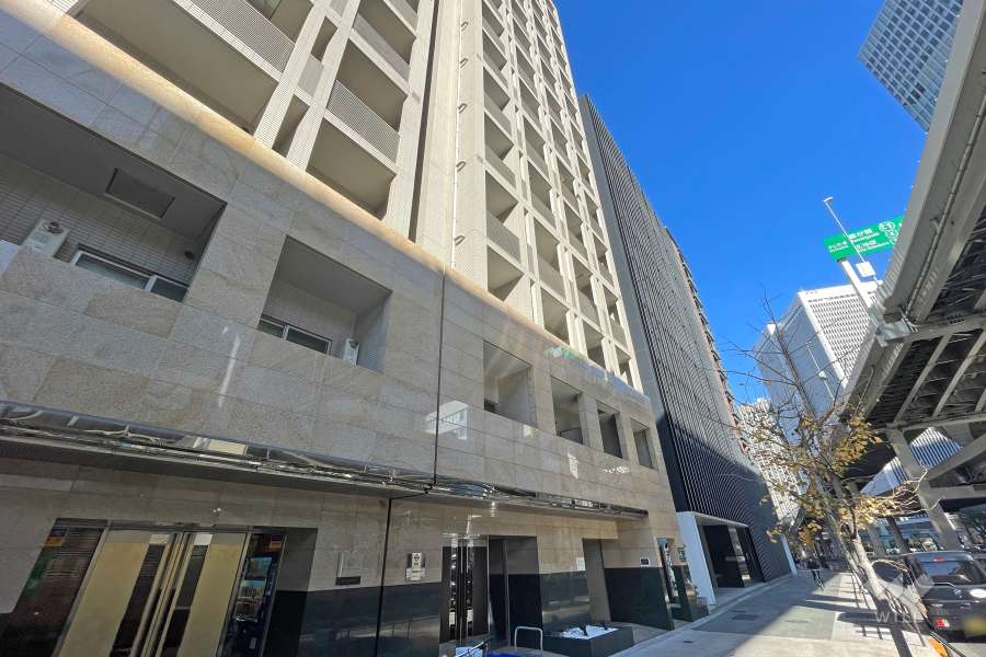 敷地南東側の前面道路（南西側から）