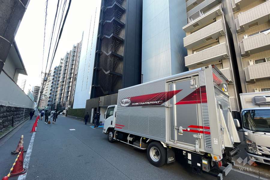 敷地北西側の前面道路（南西側から）