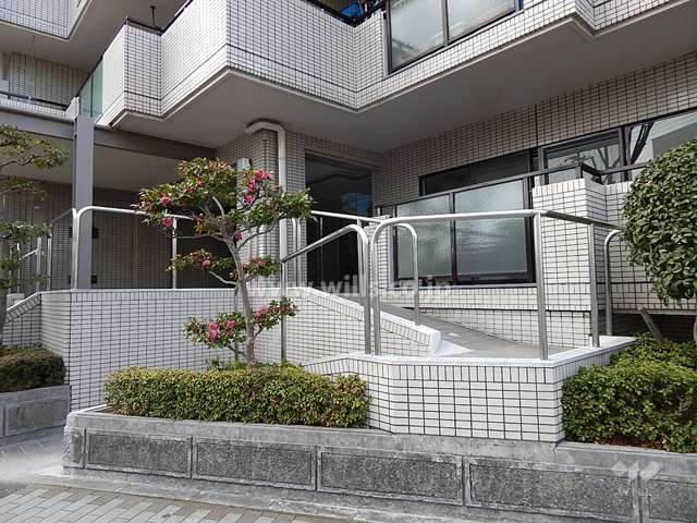 エントランスにはスロープが設けられています。