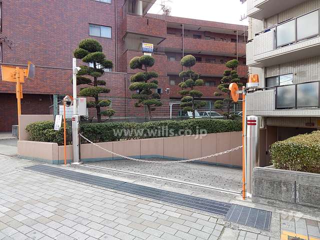 地階にある敷地内駐車場へのアプローチ（ロボットゲート付き）