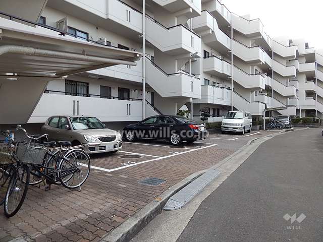 敷地北側にある敷地内駐車場（屋外平面式）と駐輪場