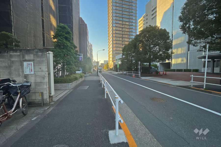 敷地北東側の前面道路（南東側から）