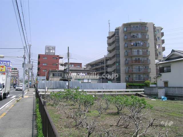 西側には少し離れて、尼崎宝塚線が走っています。