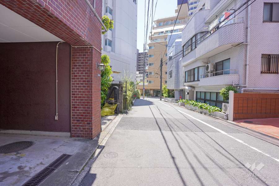 敷地西側の前面道路
