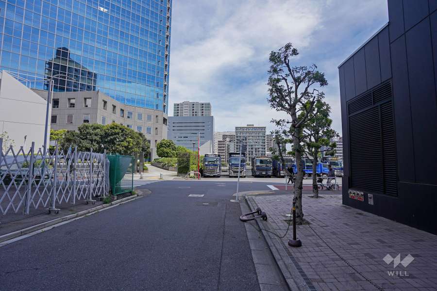 敷地北側の前面道路（西側から）
