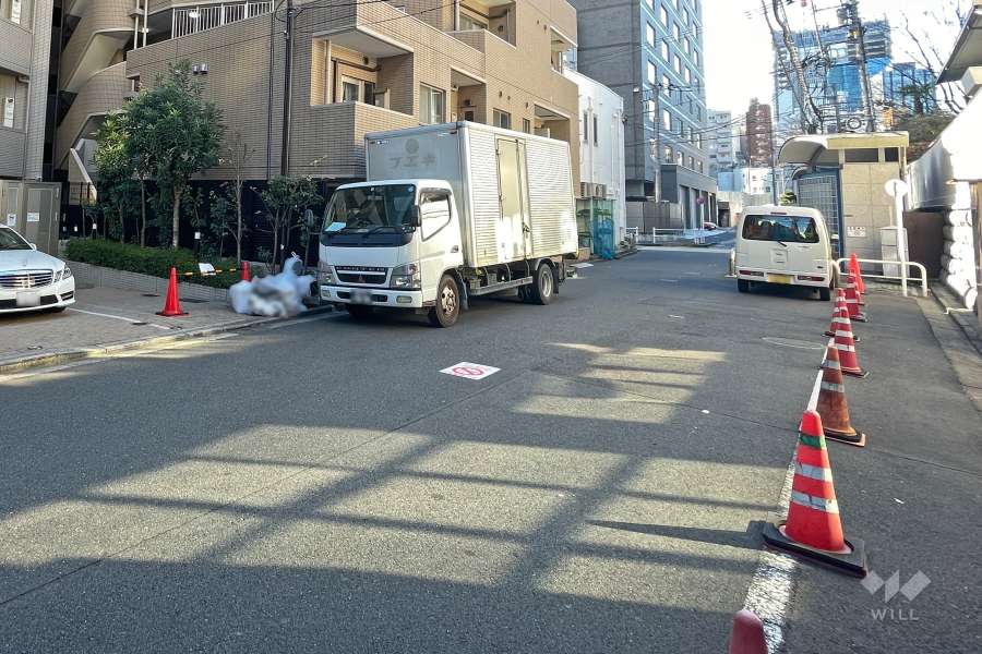 敷地北西側の前面道路（北東側から）