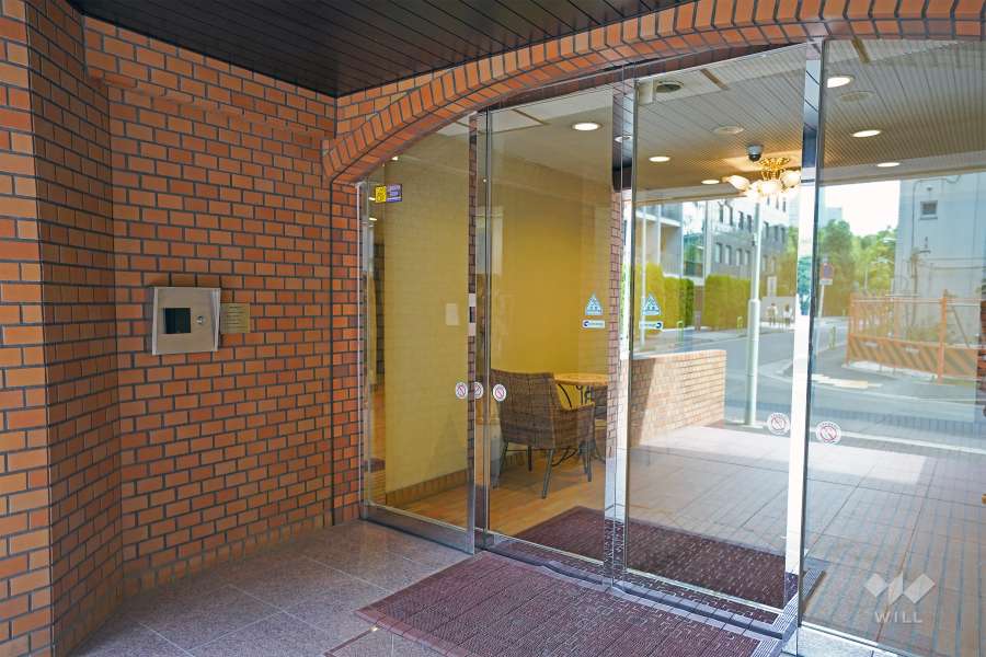 エントランスはオートロック付きです。